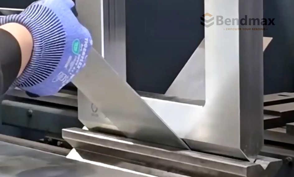 Bükme Girişimine Nihai Çözüm: Bendmax Özel Pencere Delme Aleti, Derin U Şeklindeki Parçaların Kusursuz Şekillendirilmesini Sağlar
